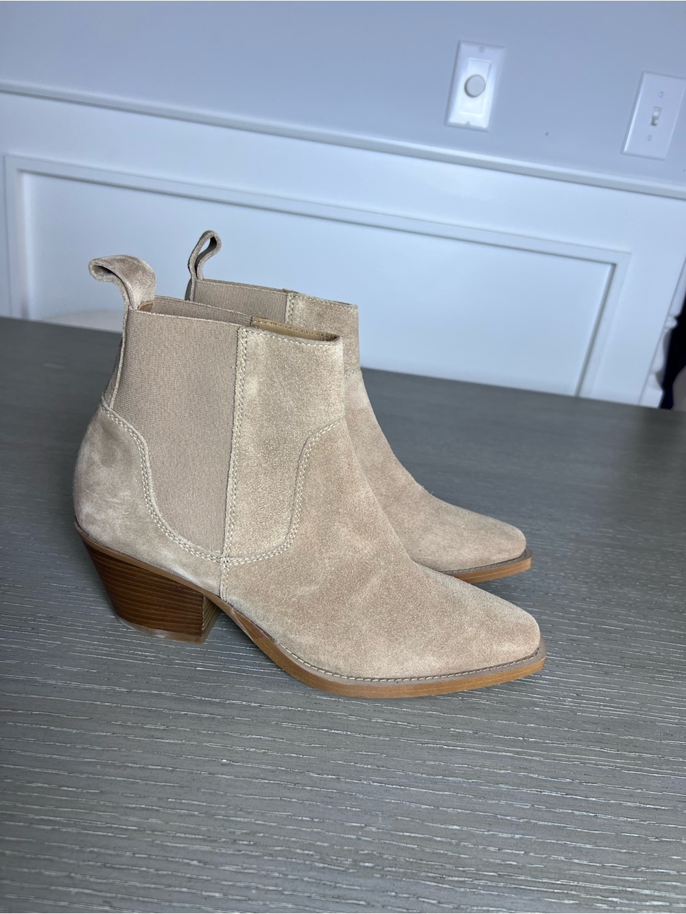 Everlane Beige Suede Chelsea Ankle vestern Boots size 7. New